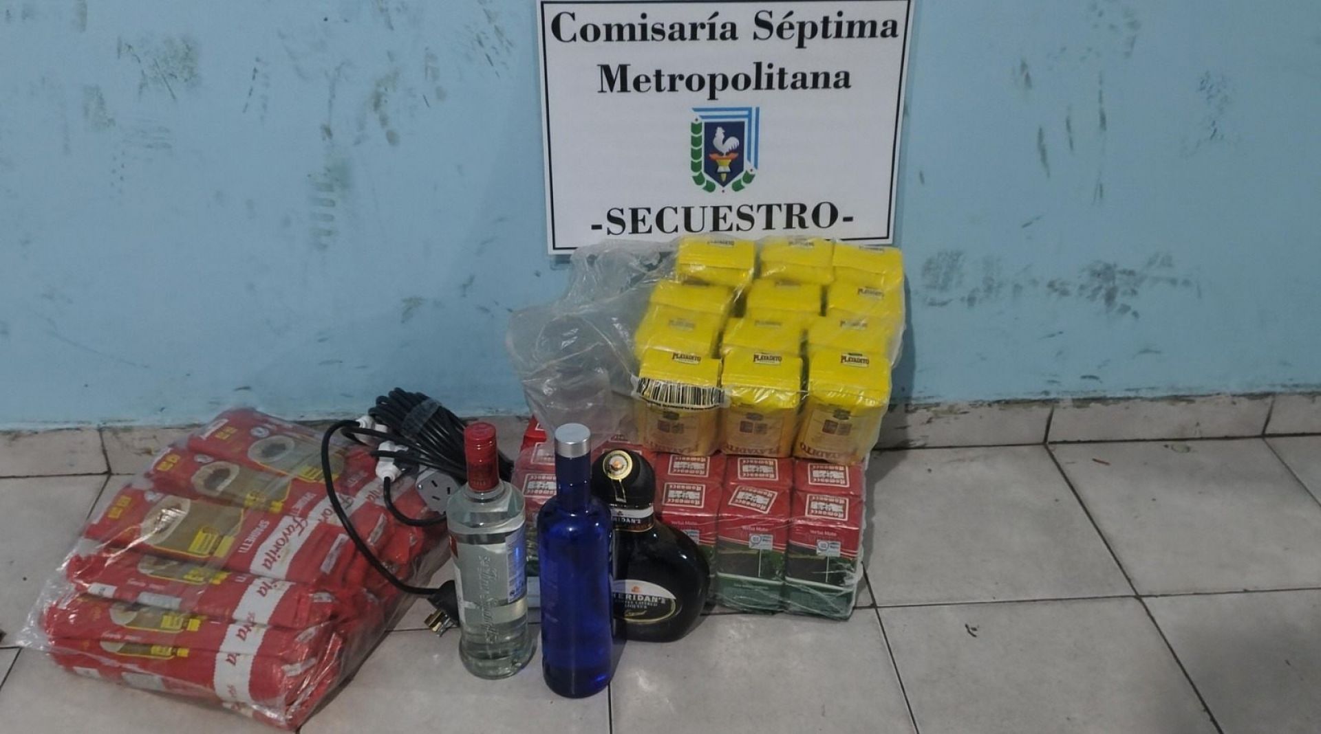 Un ladron ingreso a un kiosco, se llevo mercadería y la Policía logro atraparlo en los techos lindantes