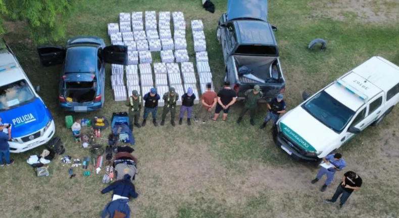 Embistieron un control de Gendarmería: llevaban 27.480 paquetes de cigarrillos de contrabando