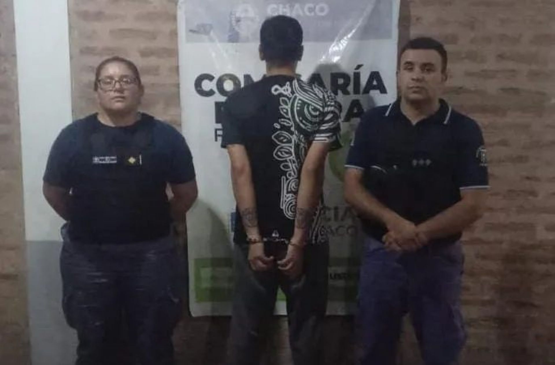 Un docente de 28 años fue detenido tras la denuncia realizada por el padre de una niña. La Justicia investiga lo sucedido en un centro recreativo municipal.