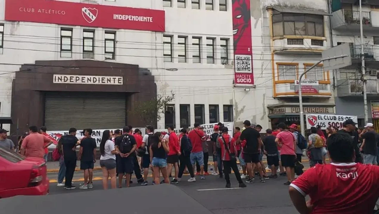 Socios de Independiente se juntaron para protestar contra el ataque de parte de la barra brava a una mujer