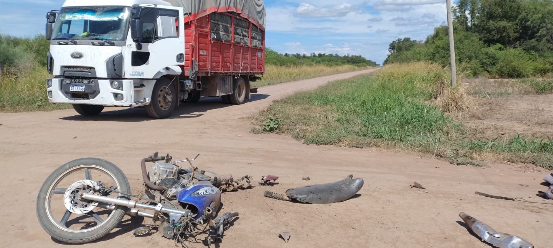 Una pareja perdió la vida tras chocar en moto contra un camión y una niña se encuentra hospitalizada