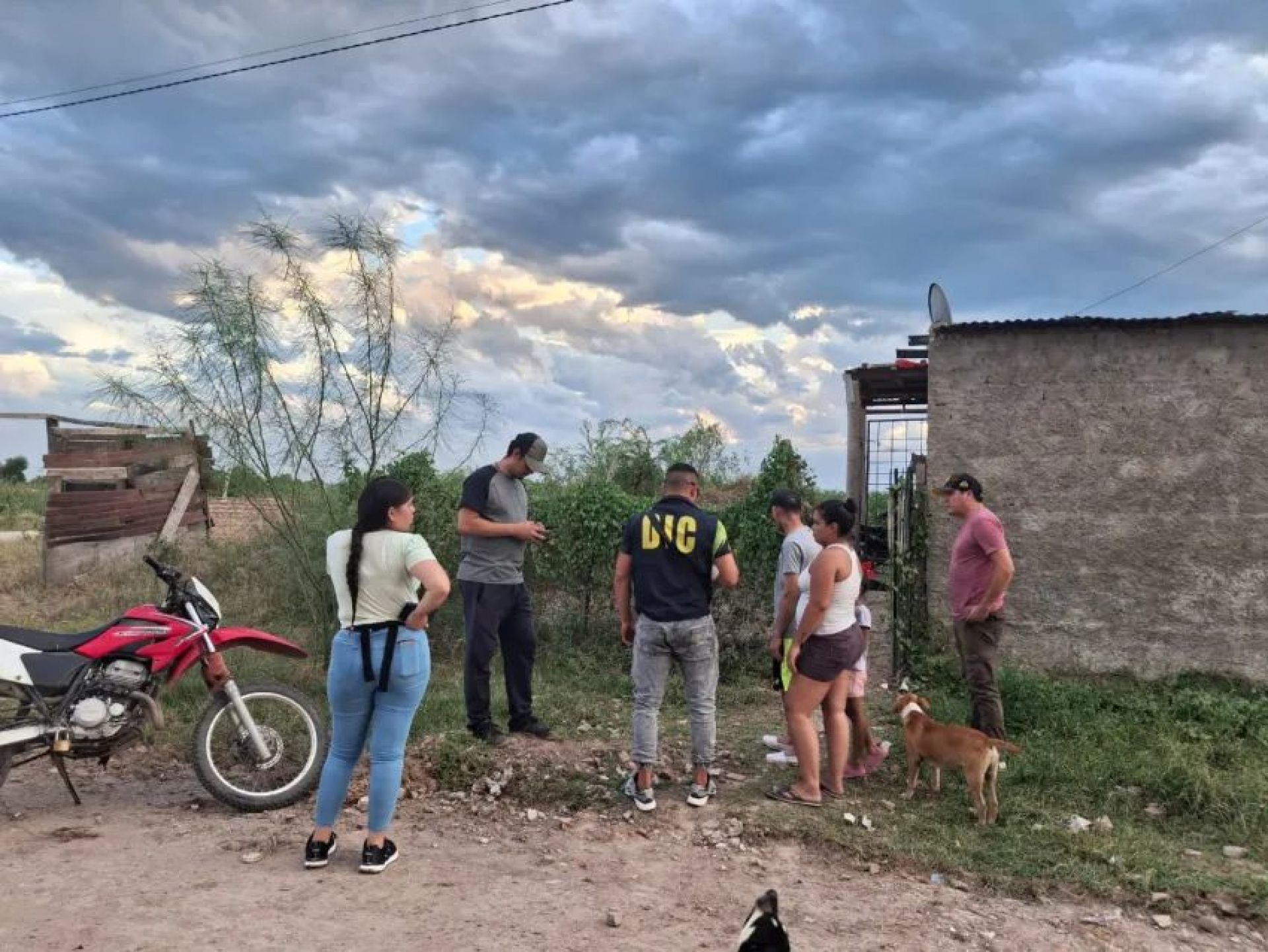 Un joven intentó ingresar a una casa, diciendo que era perseguido, fue retenido y falleció
