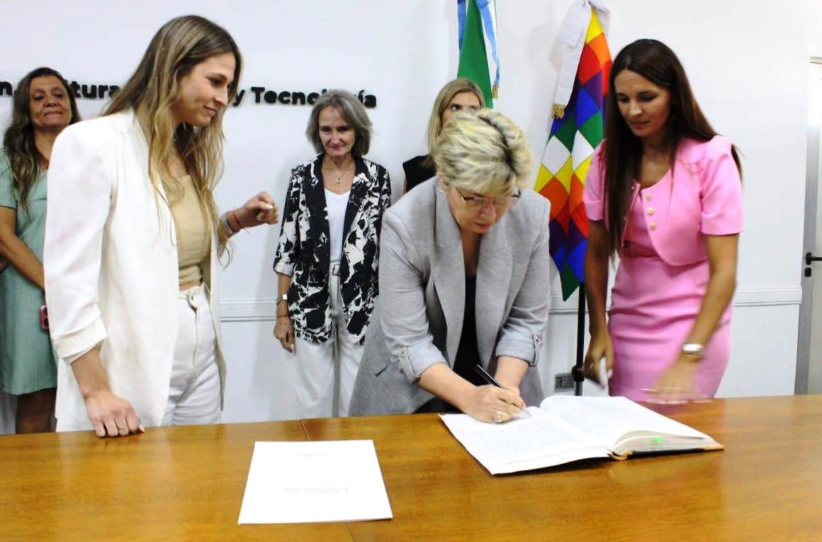 Educación: la Ministra Naidenoff tomó juramento a la nueva Subsecretaria de Coordinación Presupuestaria y Financiera