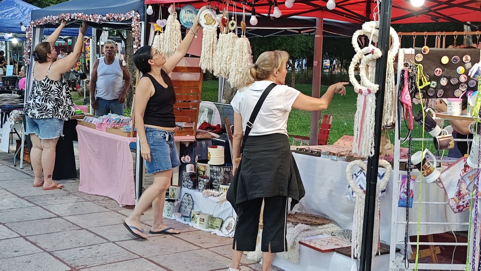Domingo de paseo y feria, en la Plaza 25 de Mayo