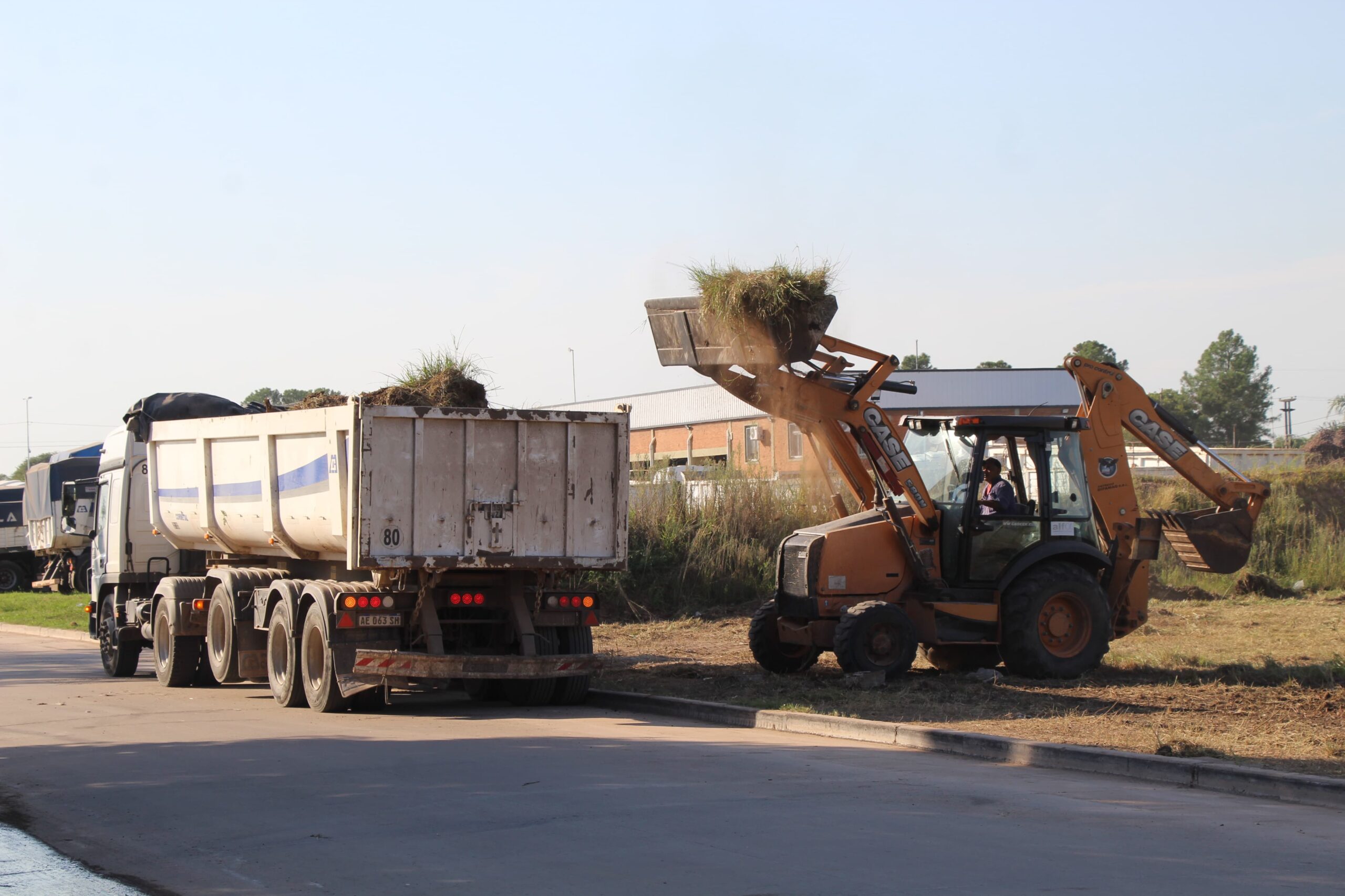 El municipio ejecuto un operativo de limpieza en el barrio Carpincho Macho