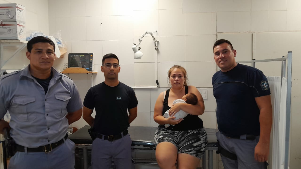 Fontana: Policías auxiliaron a bebé ahogado