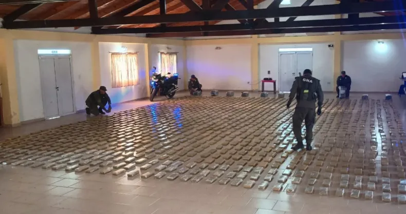 Detuvieron a un chofer que llevaba mas de una tonelada de droga en su camión