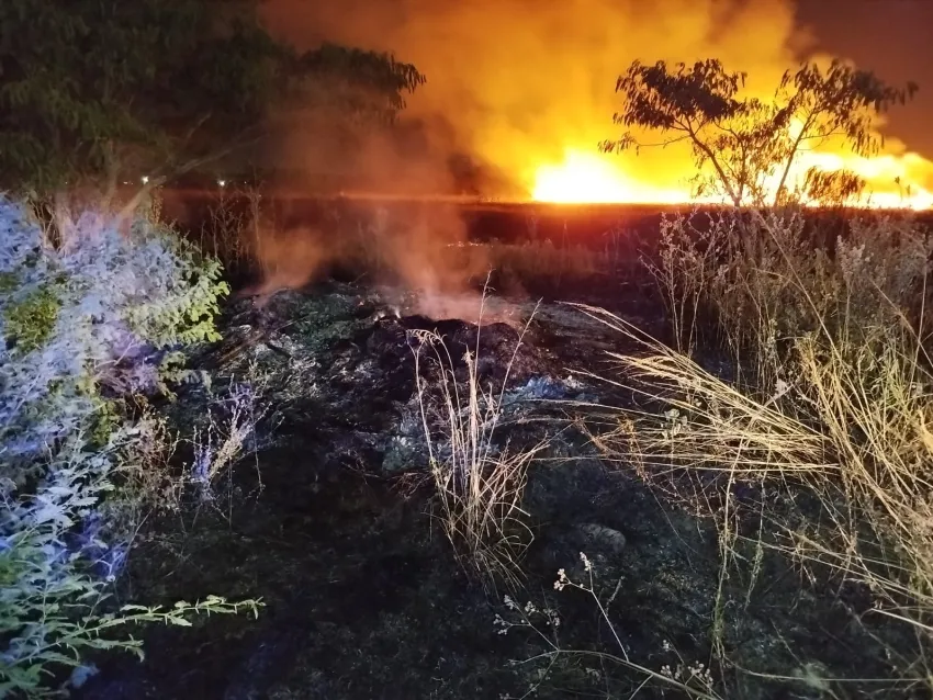 Un vecino quemaba basura, el fuego se le fue de las manos e inicio un incendio en pastizales