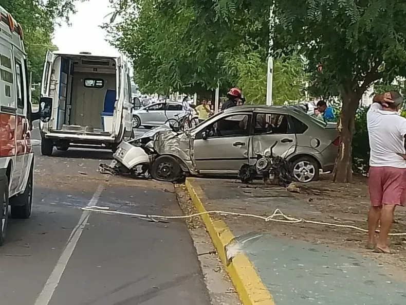 Corrientes: auto chocó contra un árbol y el motor salió despedido