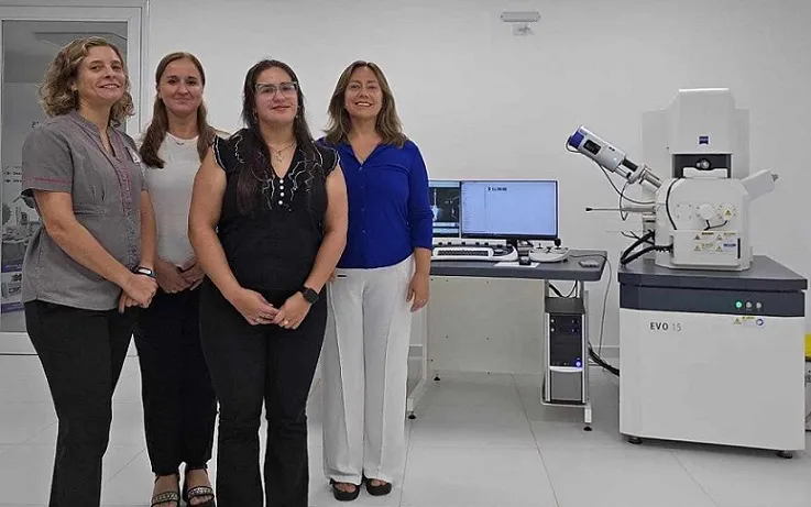 Becaria investiga la presencia de residuos de disparos con armas de fuego en diferentes prendas