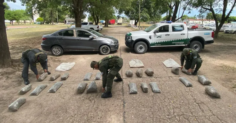 Detienen a dos personas que intentaron fugarse con 30 kilos de marihuana