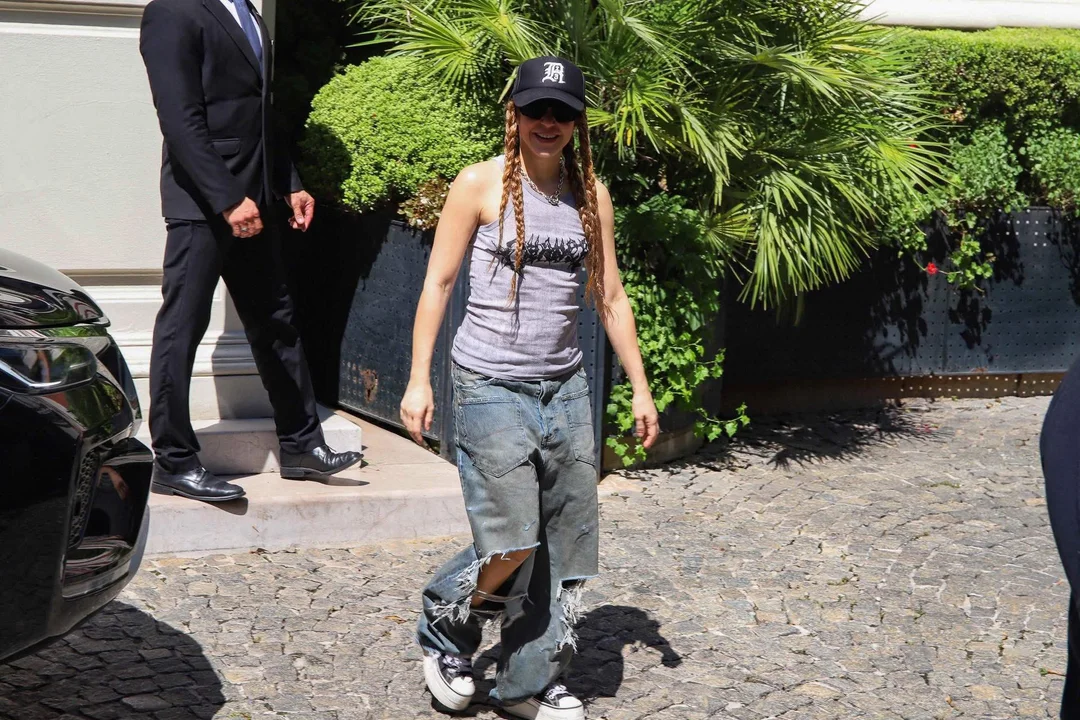Shakira en Argentina: saludó a sus fans en la puerta del hotel, a pesar de la ola de calor