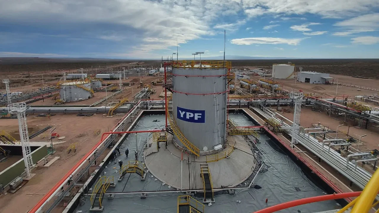 YPF ganó 4.654 millones de dólares en 2024 y se consolidó como el mayor productor de petróleo en Vaca Muerta