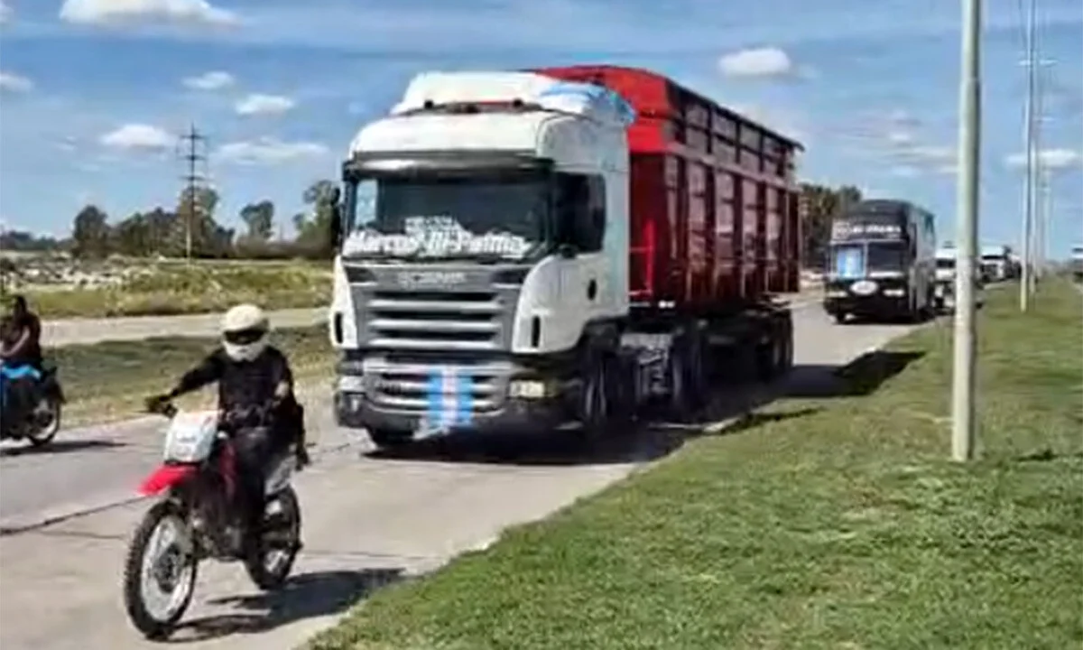 Bahía Blanca: Marcos Di Palma llevó diez camiones con donaciones y Tapia alcanzó el aporte de la AFA