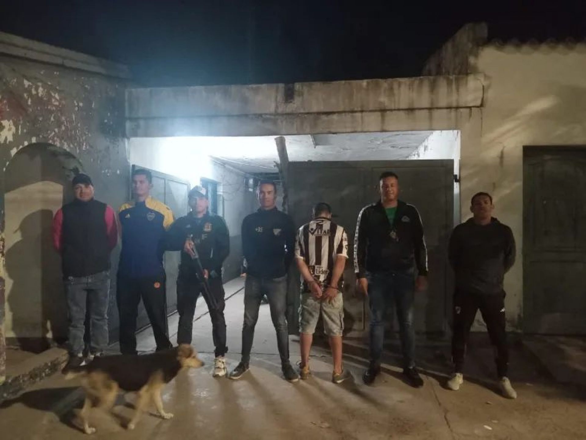 Un joven de 25 años murió en el hospital tras ser baleado en el abdomen: hay dos detenidos