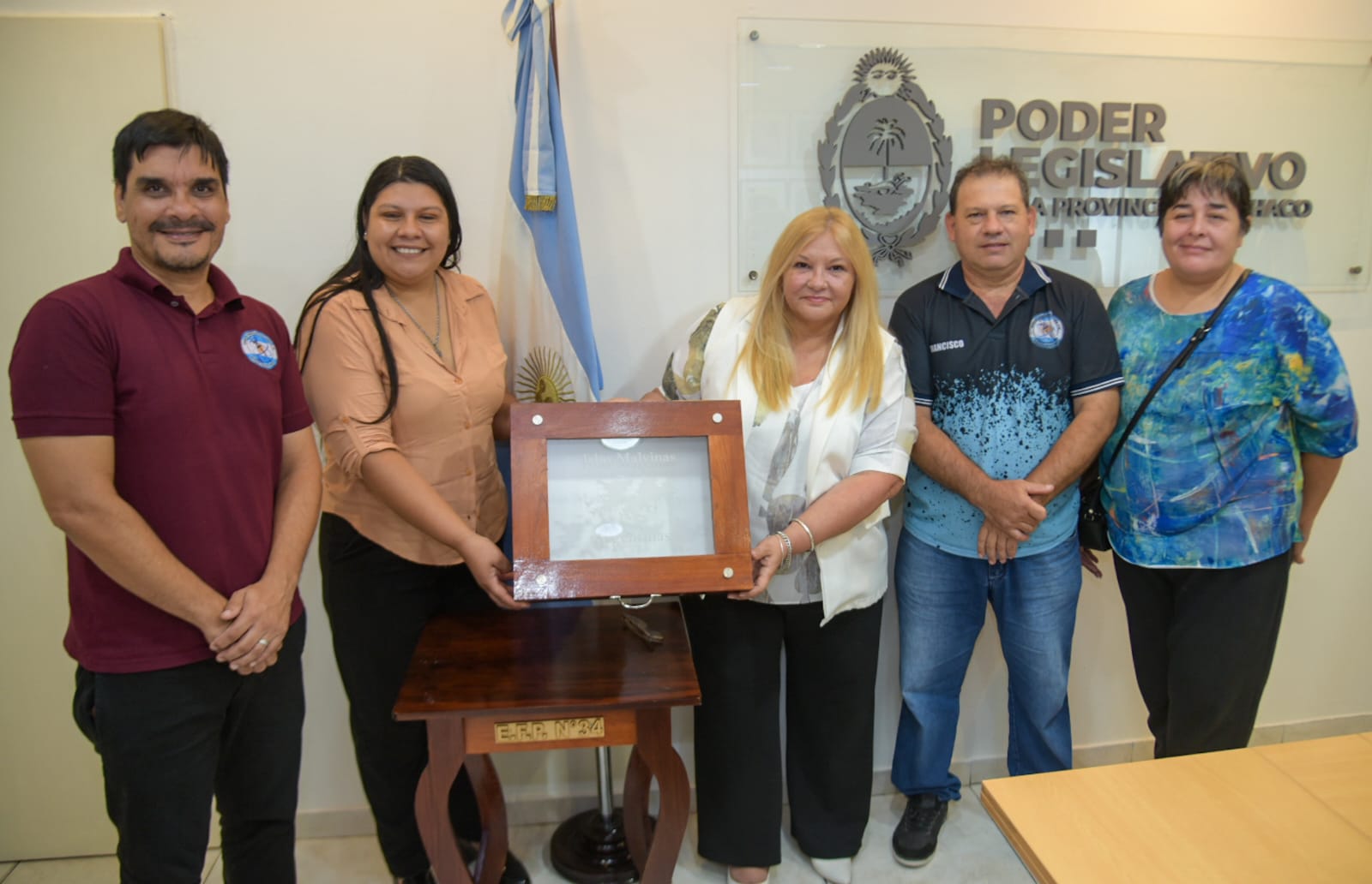Presentaron a la Legislatura un cofre realizado por alumnos de la E.F.P. Nº34 de Margarita Belén para guardar las banderas de los veteranos de Malvinas