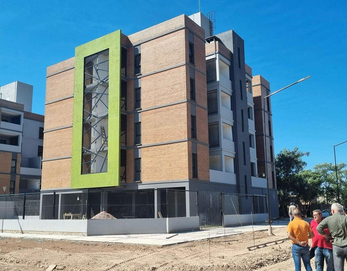 Sáenz Peña: Autoridades del IPDUV supervisaron la infraestructura de dos edificios