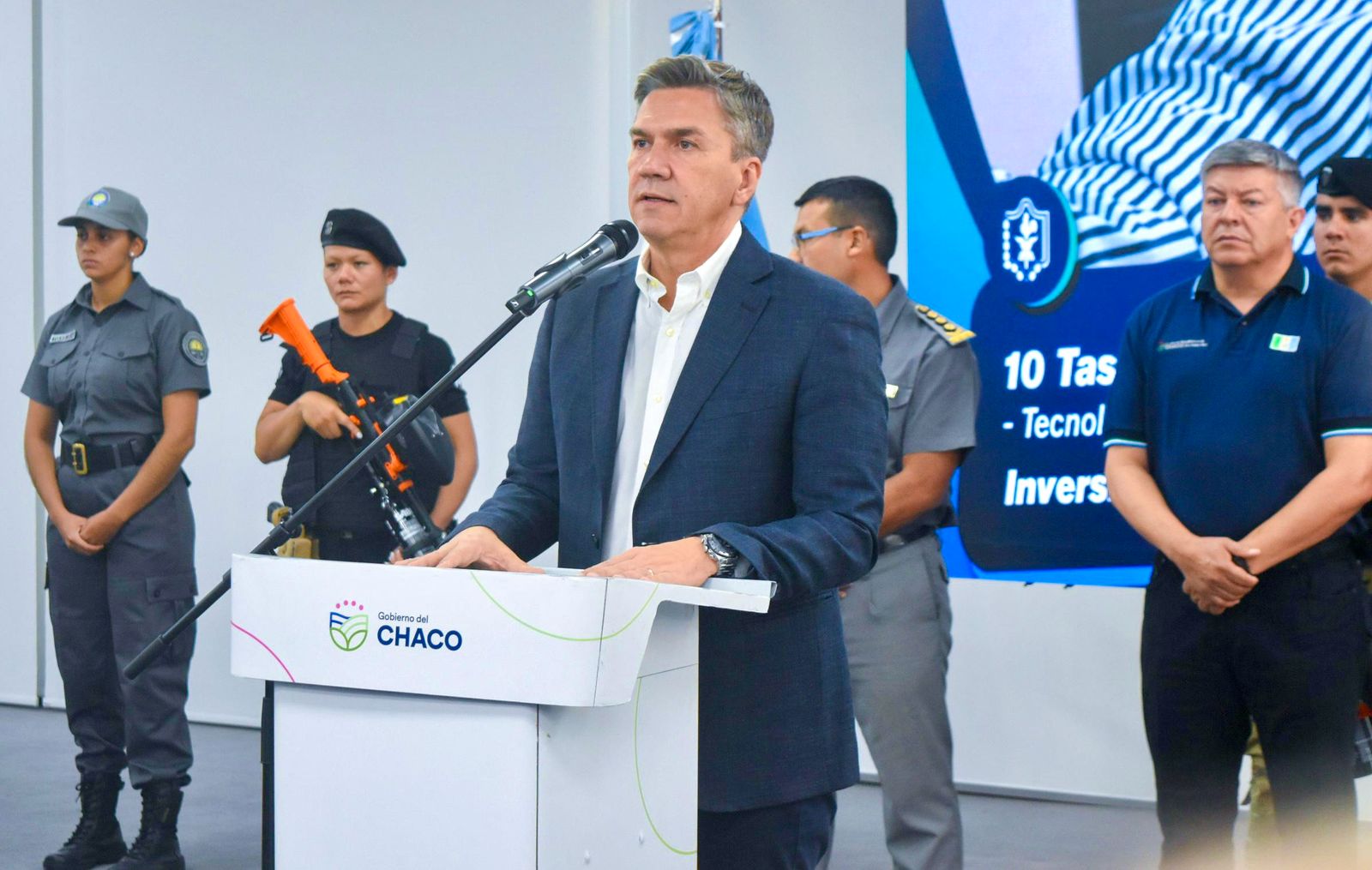 El gobernador Zdero entrego equipamiento, presento la unidad ciclista de acción rápida y las armas no letales