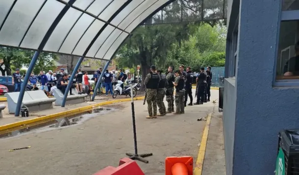 Batalla campal en el Hospital San Roque de La Plata: fuerte tiroteo entre barras de Estudiantes y Gimnasia