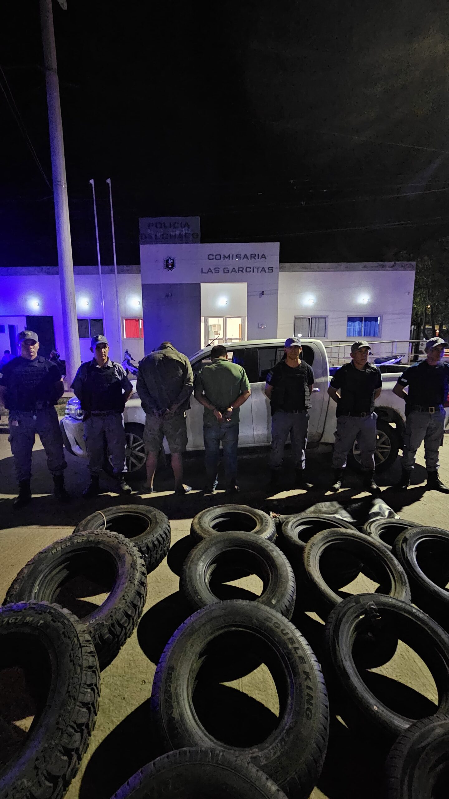 Golpe al contrabando: Incautan un cargamento millonario de cubiertas y un vehículo robado en operativo aduanero