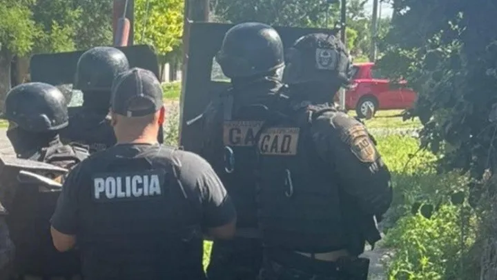 Detienen a un paralítico en silla de ruedas: usurpaba casas y lideraba una banda que entregaba armas a «chorros»