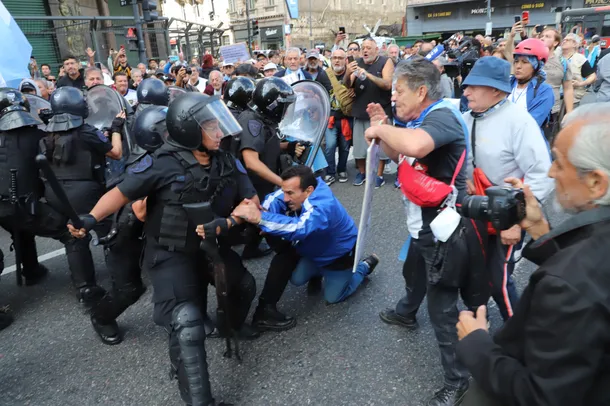 Gendarmería y Prefectura reprimen a jubilados e hinchas en la manifestación en Congreso