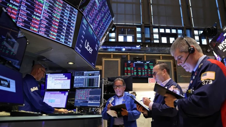 Incertidumbre global: mercados en baja y riesgo país supera los 700 puntos