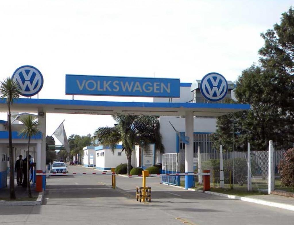 Caputo destacó que una automotriz retrotrajo los precios