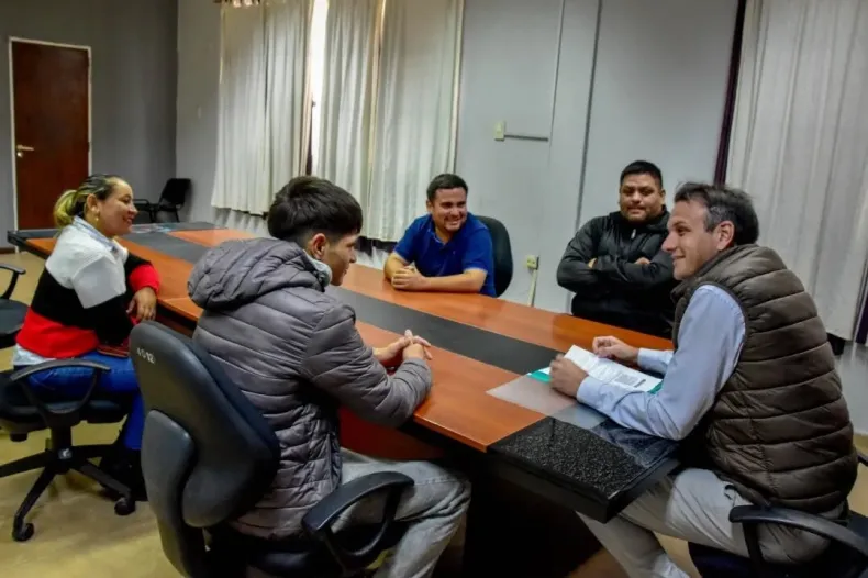 El intendente Cuadra recibió al joven futbolista Santiago Cabral y gestionó su apoyo para continuar su carrera deportiva