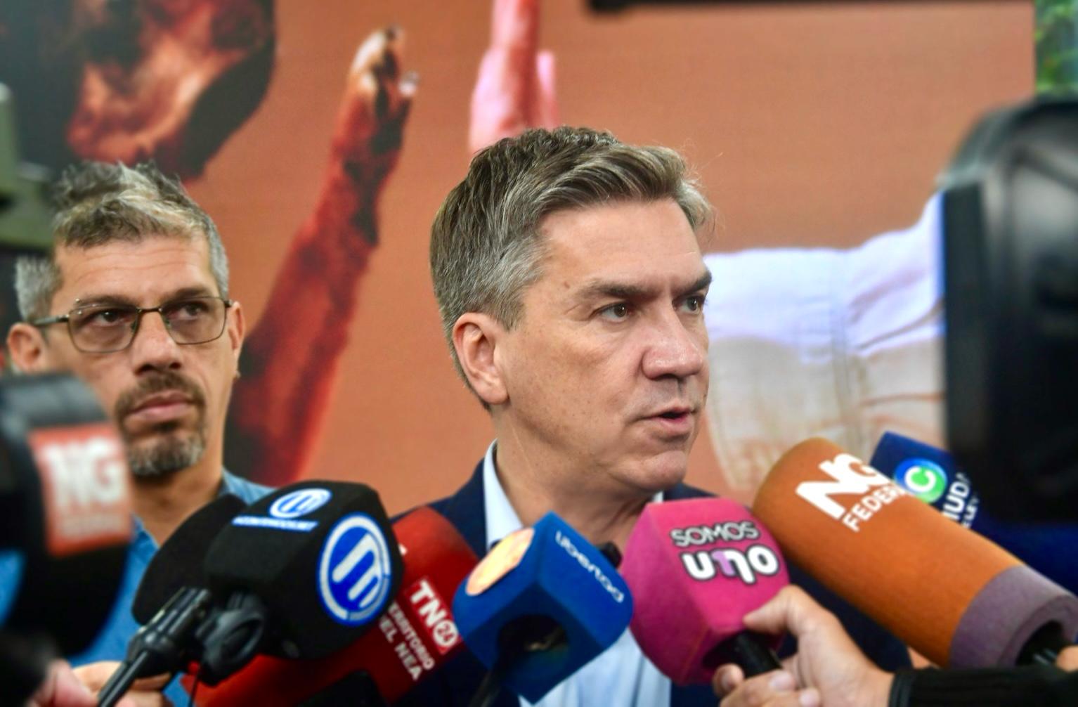 El Gobernador Zdero lanzó el programa de protección de animales domésticos “Dejando Huellas”