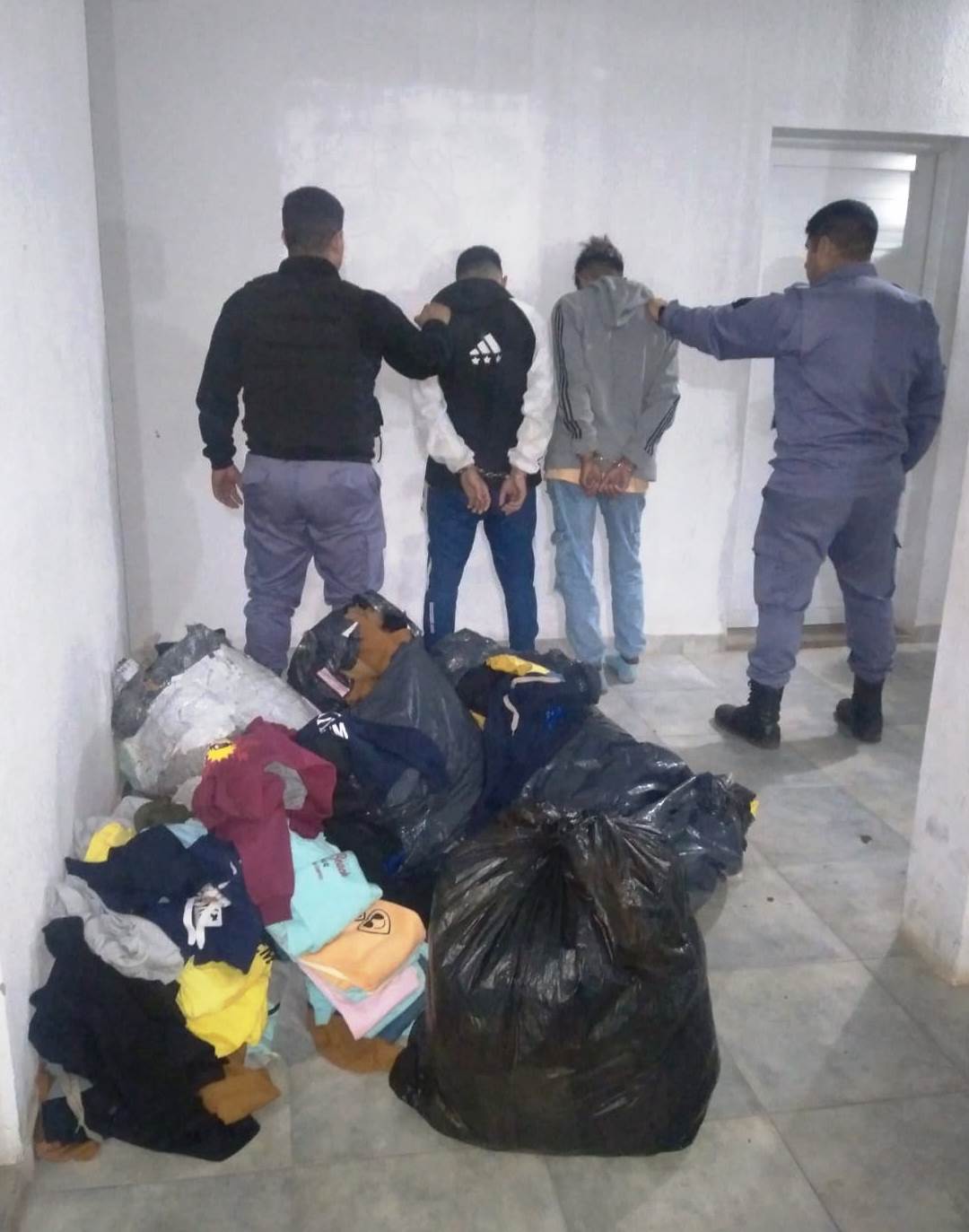 Agentes detienen a tres sospechosos por el robo a una casa