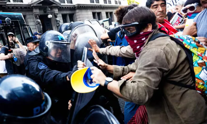 Tensión frente al Congreso: incidentes entre manifestantes y policía durante una protesta en apoyo a los jubilados