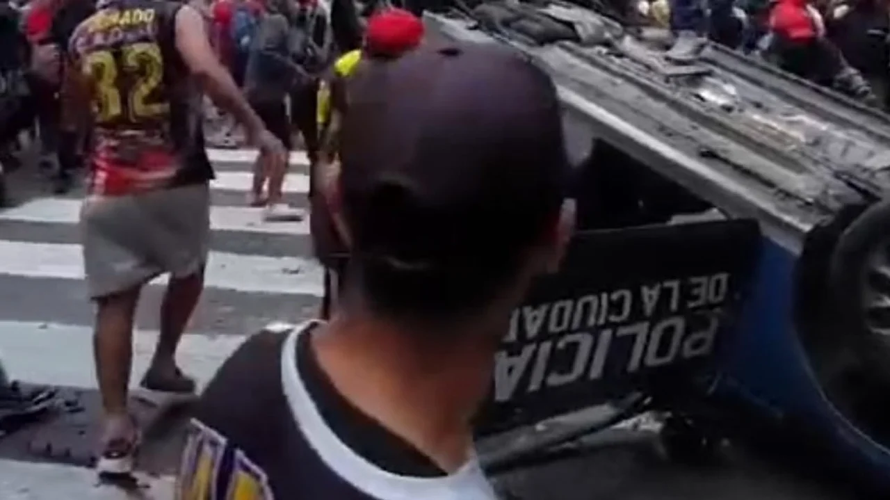 Condenaron al barrabrava que incendió un móvil de la policía durante una marcha de jubilados