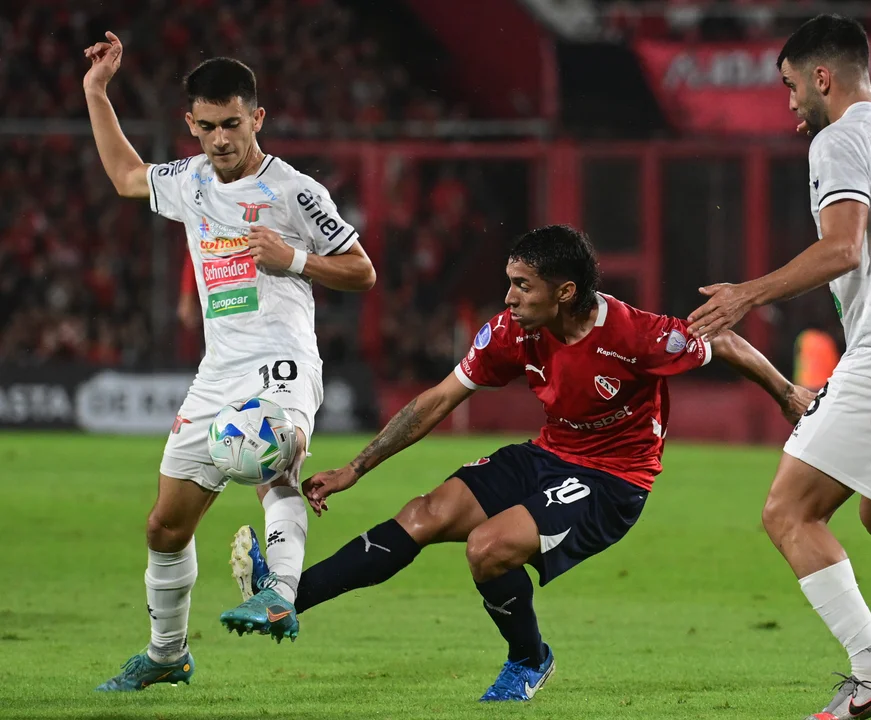 Independiente recibe a San Martín de San Juan, con la intención de seguir primero en la Zona B