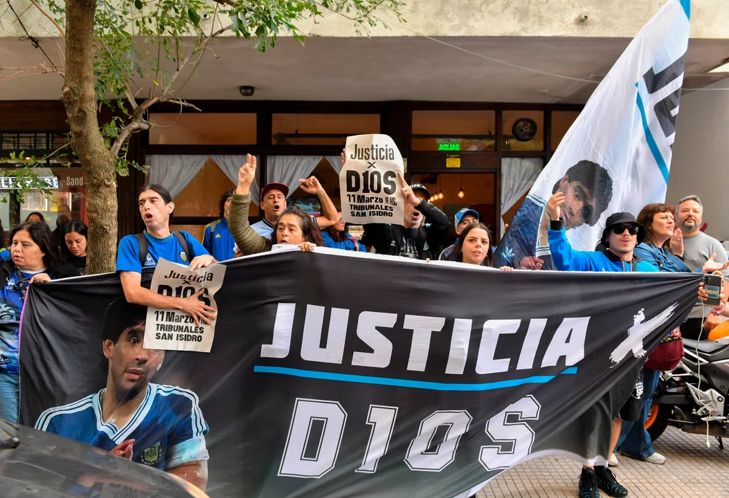 Caso Maradona: retiraron del juicio a la administrativa de una prepaga por presunto falso testimonio