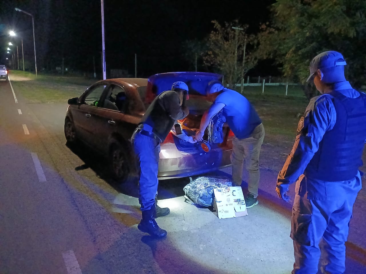Detuvieron a tres personas con más de 40 artículos de contrabando
