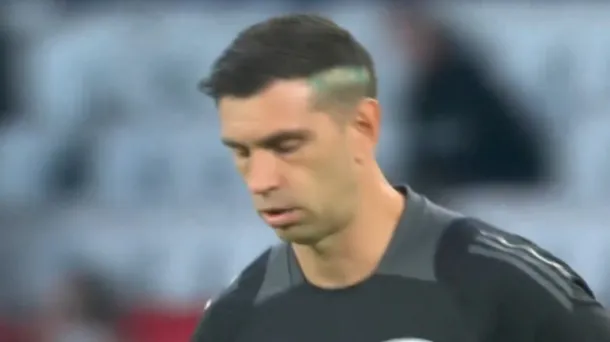 Dibu Martínez salió con un look bien argentino y recibió insultos en Francia