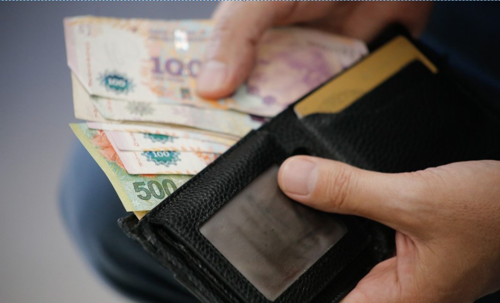 Salarios crecieron 3,8% en febrero, pero siguen por debajo de la inflación interanual