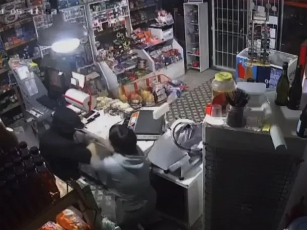 Violento asalto en Pergamino: delincuentes destruyeron la vidriera de un negocio y se llevaron todo lo que pudieron
