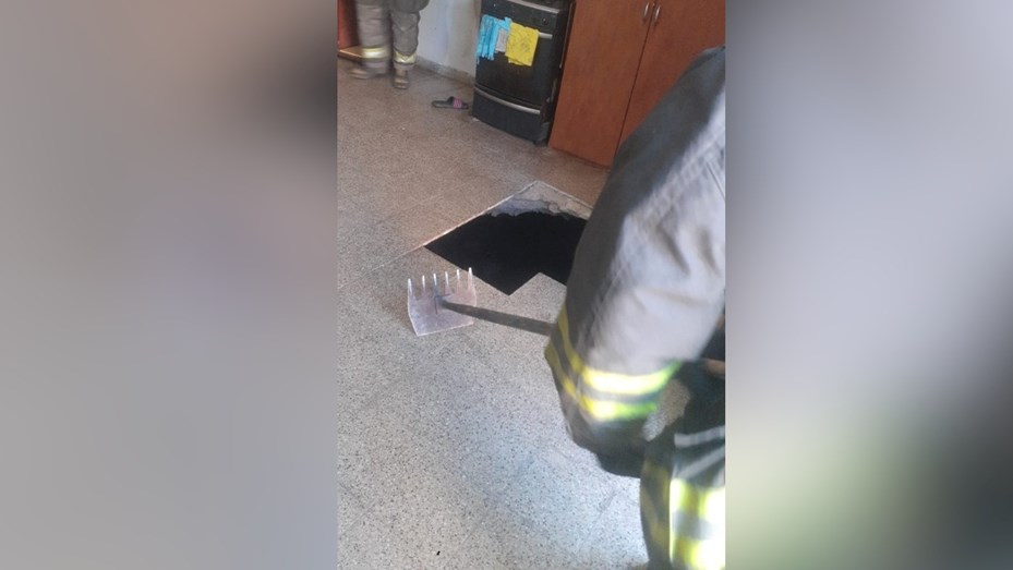 Una mujer cayó a un pozo que se abrió en su garaje