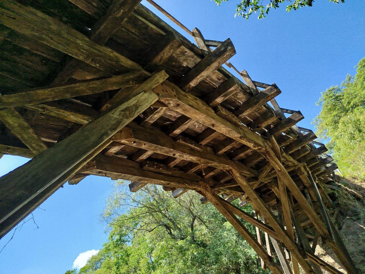 Mejor conectividad rural: el Gobierno Provincial inicia la construcción de un nuevo puente sobre el Arroyo Quintana