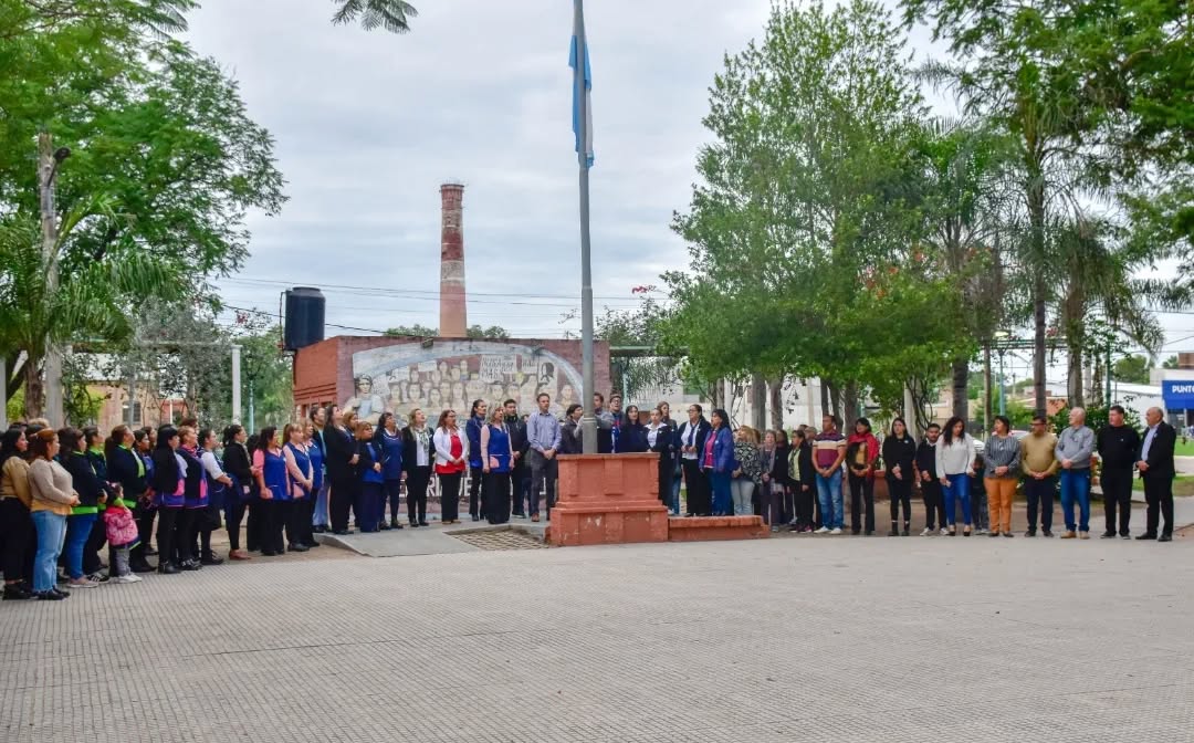 Fontana celebró un nuevo izamiento patrio en la Semana de Mayo con participación de autoridades y comunidad educativa