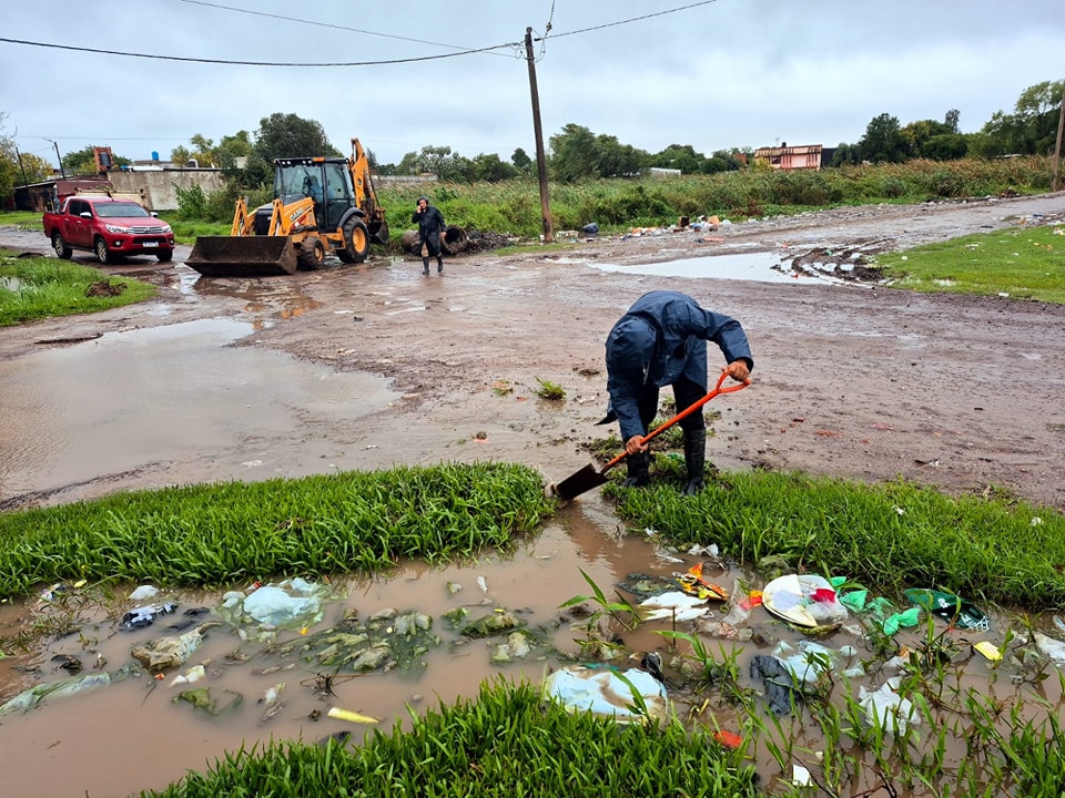 La Municipalidad de Barranqueras realiza tareas de zanjeo en distintos barrios para mitigar los efectos de las lluvias