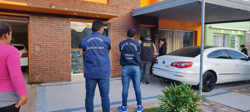 Allanaron domicilios en Villa Ángela y Sáenz Peña después de que una youtuber denunciara acoso virtual