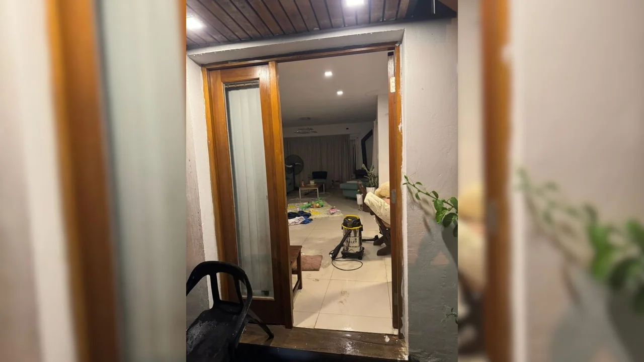 (Video) City Bell: una familia volvió de un viaje y delincuentes le habían robado hasta la carne del freezer