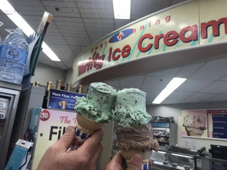 Una cadena de farmacias quebró y llevó consigo a la debacle a 500 puestos de helados que funcionaban dentro