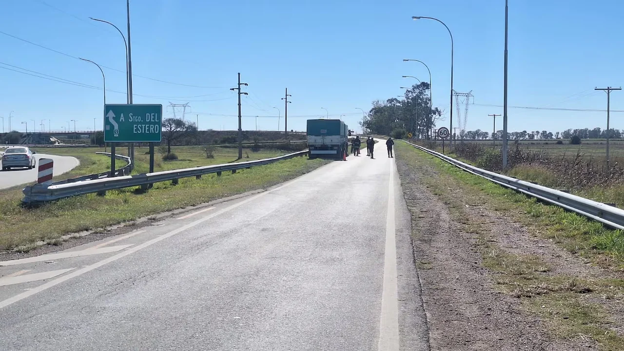 Tragedia en Córdoba: un motociclista murió atropellado por un camión en plena ruta