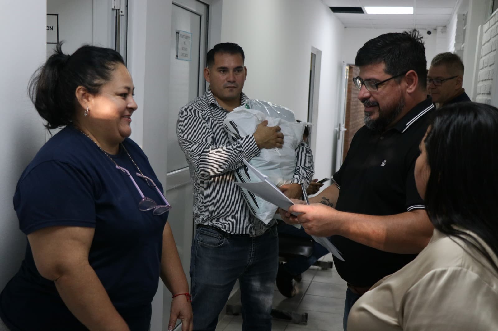 Nueva entrega de uniformes a trabajadores municipales: en esta oportunidad para la Dirección de Acciones Sanitarias