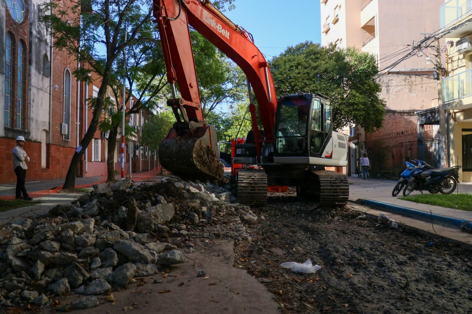 Nuevos conductos para solucionar problemas históricos en la calle Don Bosco, desde Italia  a Hernández