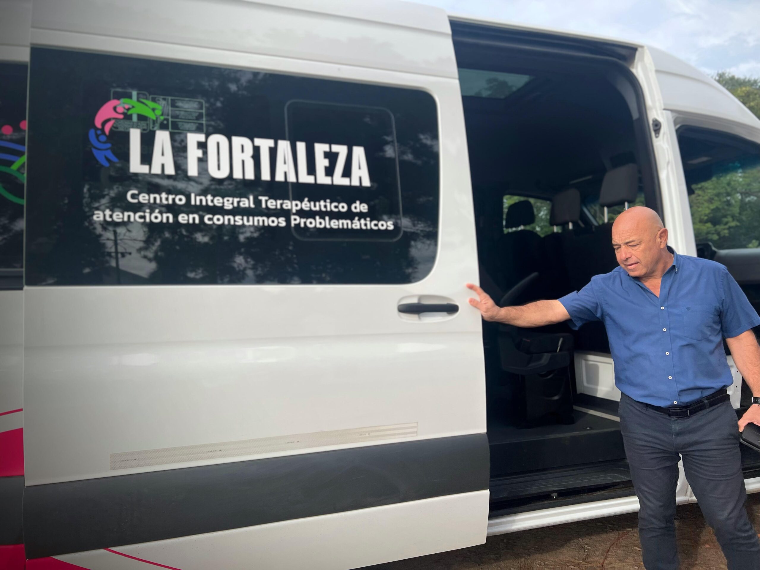 La Vicegobernadora Schneider entregó un minibús al Centro Terapéutico La Fortaleza: “Este es el camino de un estado presente que cuida”